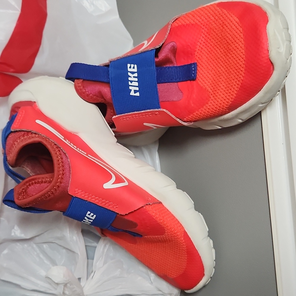 Nike - Picture 2 of 3